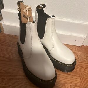 DOC MARTENS 2976 SMOOTH LEATHER PLATFORM CHELSEA BOOTS NOT WORN BRAND NEW